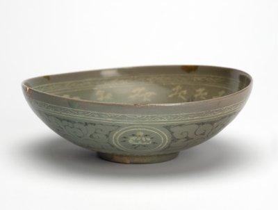 وعاء به رافعات وسحب ، حوالي 1150-1200 (خزف حجري مزجج بالسيلادون) بواسطة المدرسة الكورية