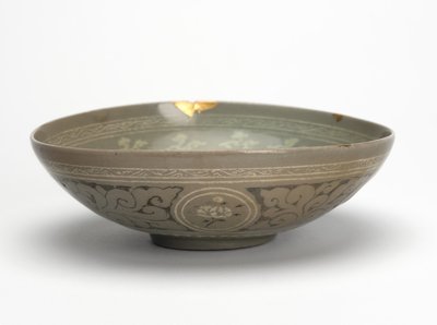 وعاء به رافعات وسحب ، حوالي 1150-1200 (خزف حجري مزجج بالسيلادون) بواسطة المدرسة الكورية