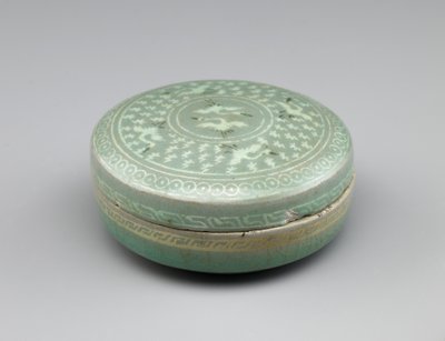 صندوق مغطى بتصميم مطعمة من الرافعات والسحب ، النصف الثاني من القرن الثالث عشر (خزف حجري مع ترصيع بالأبيض والأسود تحت طلاء سيلادون) بواسطة المدرسة الكورية