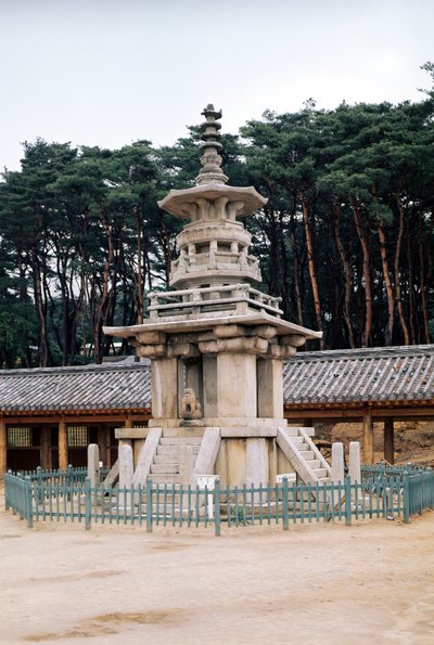 تابو تاب (Pagoda of Prabhutaratna) ، جزء من مجمع معبد بولكوك سا ، تم بناؤه لأول مرة في 528 ، وتم توسيعه في 751 وأعيد بناؤه بعد حريق في 1612-59 بواسطة المدرسة الكورية