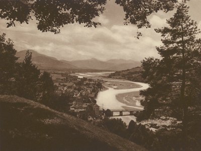 باد تولز ووادي إيزار ، منظر من الجلجثة ؛ Bad Tölz ووادي Isar ، منظر من Kalvarienberg (b / w photo) بواسطة كيرت هيلشر