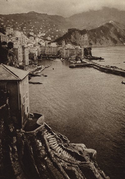 إيطاليا: Camogli ، Riviera (b / w photo) بواسطة كيرت هيلشر