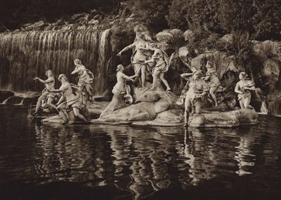 إيطاليا: Caserta ، Group of Diana ، في الحديقة (b / w photo) بواسطة كيرت هيلشر