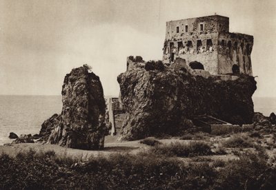 إيطاليا: Castello Praia a Mare ، كالابريا (b / w photo) بواسطة كيرت هيلشر