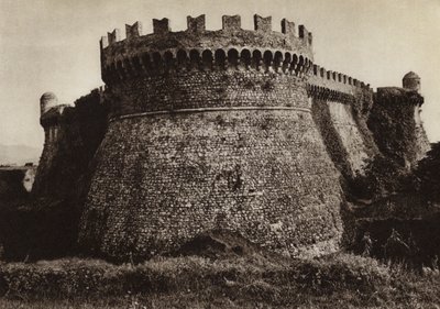 إيطاليا: قلعة Sarzanello (b / w photo) بواسطة كيرت هيلشر