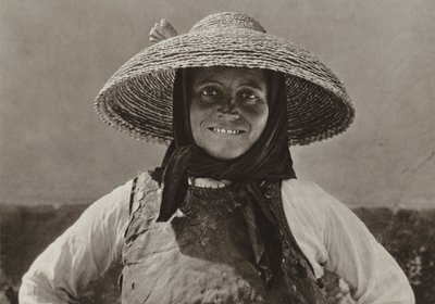 رومانيا: Liebling ، امرأة Suabian (b / w photo) بواسطة كيرت هيلشر