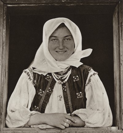 رومانيا: Oncesti ، عند النافذة (صورة b / w) بواسطة كيرت هيلشر