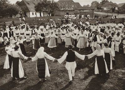 رومانيا: Rusu-Bargaului ، Hora (b / w photo) بواسطة كيرت هيلشر