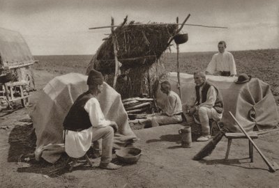 رومانيا: ملاجئ للعمال (صورة بالأبيض والأسود) بواسطة كيرت هيلشر