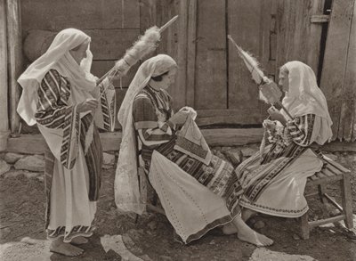 رومانيا: Tismana ، Spinners (b / w photo) بواسطة كيرت هيلشر