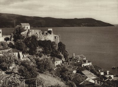 يوغوسلافيا: Castelnuovo على خليج كاتارو (b / w photo) بواسطة كيرت هيلشر