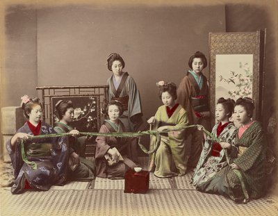 (Konkonchiki) فتاة يابانية تلعب لعبة ، c.1880 بواسطة Kusakabe Kimbei
