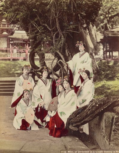 ميكو ، أو الأداء في الرقص المعبد في نارا ، ج .1890 بواسطة Kusakabe Kimbei