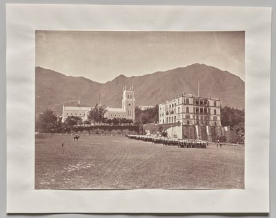 بدون عنوان (هونغ كونغ ، كاتدرائية سانت جون ، من ساحة العرض ، فوج جلالة الملك في موكب) بواسطة لاي فونغ (استوديو أفونغ)