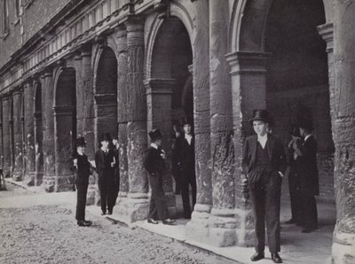 Outside Chambers ، Eton ، في انتظار خروج السادة (صورة أبيض وأسود) بواسطة لازلو موهولي ناجي