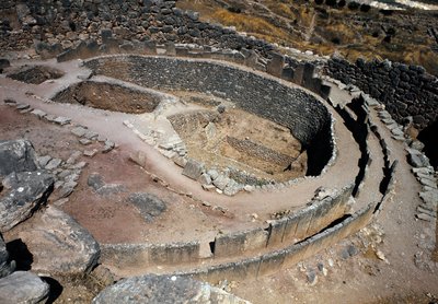 Aerial view of the first circle of tombs (royal cemetery) discovered by the archeologist Heinrich Schliemann (1822-1890) in the years 1870: site of the ancient city of Mycenes, in the Peloponnese (1500-1100 BC) Greece بواسطة الفترة الهلادية المتأخرة الميسينية