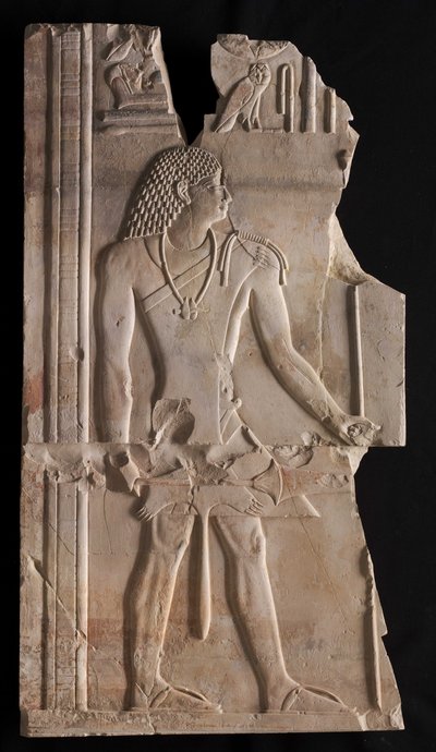 Mentuemhat ككاهن مع الموظفين والصولجان ، c.667-647 قبل الميلاد بواسطة العصر المتأخر المصري