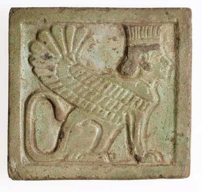 لوحة مع أبو الهول الفارسي المجنح ، c.525-401 قبل الميلاد (القيشاني المصبوب) بواسطة العصر المتأخر المصري