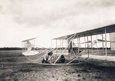 ليون بولي يعمل على متن طائرة الأخوين رايت ، 1909 ج بواسطة ليون بولي