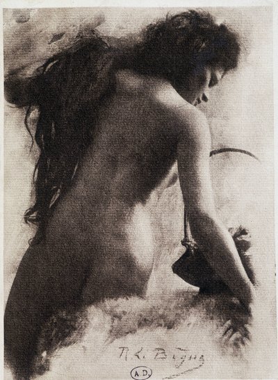 سكتش (ظهر أنثى) لوبيغ في "عملية فنية في التصوير الفوتوغرافي" لديماتشي وبويو ، نادي التصوير في باريس ، باريس 1906. بواسطة ليون ليبيجو