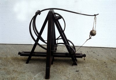 منجنيق. نموذج من رسم ليوناردو دافنشي (ليوناردو دافنشي). متحف العلوم والتكنولوجيا بميلانو. بواسطة ليوناردو دا (بعد) فينشي