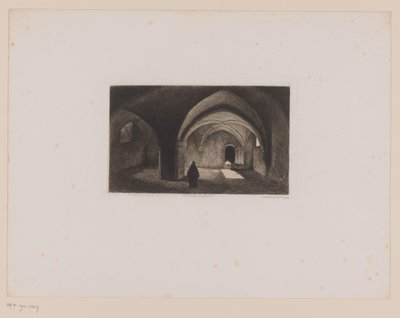 راهب في غرفة مظلمة ذات سقف مقبب College de Cluny (العنوان على الكائن) باريس تأتي وباريس تذهب (عنوان المسلسل) Paris qui s