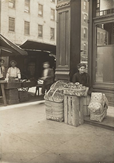 لينا لوشيافو - 11 عامًا ، بائعة سلة (وبريتزل) ، في Sixth Street Market أمام مدخل الصالون ، سينسيناتي ، أوهايو بواسطة لويس هاين