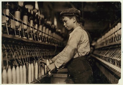 ظفار يحل محل البكرات الكاملة في Globe Cotton Mill ، أوغوستا ، جورجيا ، 1909 بواسطة لويس ويكس هاين