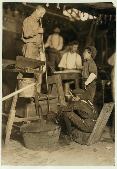 منفاخ وفتى العفن في Seneca Glass Works ، مورغانتاون ، فيرجينيا الغربية ، 1908 بواسطة لويس ويكس هاين