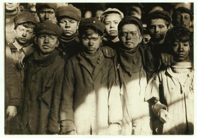 الفتيان الكسارة (الذين يصنفون الفحم باليد) في شركة Hughestown Borough Coal Co. بيتستون ، بنسلفانيا ، 1911 بواسطة لويس ويكس هاين