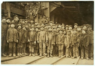 فتيان الكسارة الذين يصنفون الفحم باليد في Ewen Breaker of Pennsylvania Coal Co ، جنوب بيتستون ، بنسلفانيا ، 1911 بواسطة لويس ويكس هاين