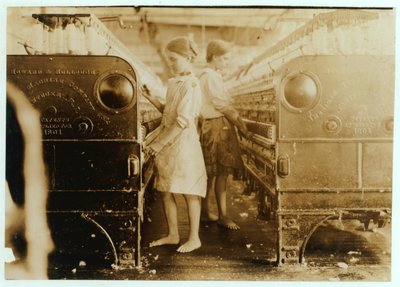 قالت إلسي وسادي عاملة في Yazoo City Yarn Mills ، ميسيسيبي أنهما كانا يبلغان من العمر 13 عامًا ، 1911 بواسطة لويس ويكس هاين