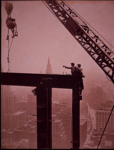 Empire State Building under construction, showing placing of steel girder بواسطة لويس ويكس هاين