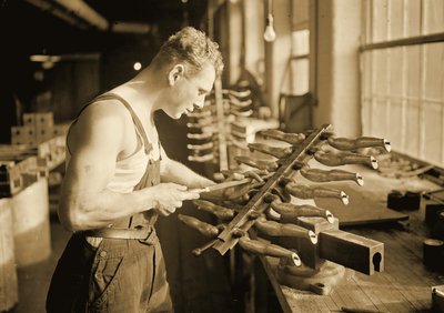 عامل مصنع في شركة باراجون للمطاط ، ماساتشوستس. 1936 بواسطة لويس ويكس هاين