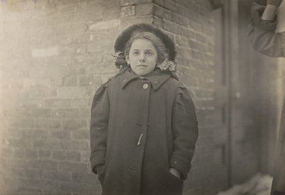 ميري هورن ، حالة أحدب تفاقمت بسبب الحمل الثقيل من الأوراق التي كانت تحملها ... ، مارس 1909. بواسطة لويس ويكس هاين