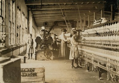 اثنين من المغازل الشباب في Catawba Cotton Mills ، نيوتن ، نورث كارولينا ، 1908 بواسطة لويس ويكس هاين