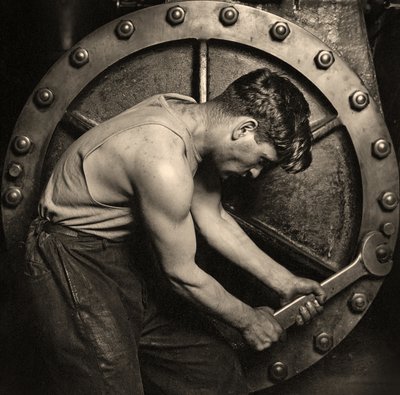 صورة مقرّبة لميكانيكي بيت الطاقة يعمل على مضخة بخار حوالي عام 1920 (صورة) بواسطة لويس ويكس هاين
