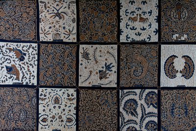 Batik with traditional designs from traditional colors, Surakarta, Java, Indonesia ,detail بواسطة غير معروف غير معروف