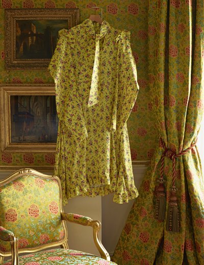 Countess of Burlington’s dress by Vetements, Spring/Summer 2016, Chatsworth House (photo) بواسطة غير معروف غير معروف