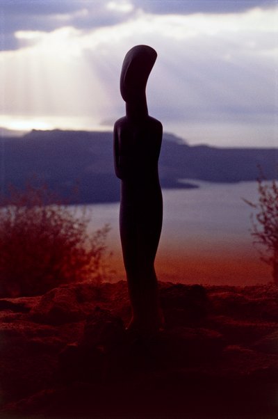 Cycladic idol on the background of the coast at sunset, Cyclades islands, Greece, Cycladic civilization (photo) بواسطة غير معروف غير معروف
