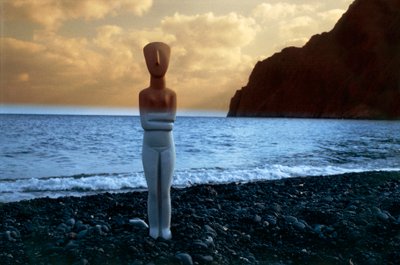 Cycladic idol on the beach, Cyclades islands, Greece, Cycladic civilization (photo) بواسطة غير معروف غير معروف
