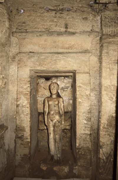 Egypt, Alexandria, Catacombs of Kom-esh-Shuqafa, Interior of the hypogeum, niche with female statue بواسطة غير معروف غير معروف