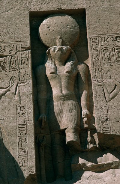 Egypt, Nubia, Abu Simbel, Great Temple of Ramses II, facade, niche with statue of sun god Ra بواسطة غير معروف غير معروف