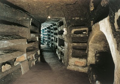 Gallery with Loculus Tombs (photo) بواسطة غير معروف غير معروف