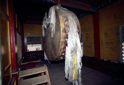 Prayer wheel in Ganden Sumtseling monastery in Shangri-La, also known as Zhongdian or Gyalthang, Yunnan, China بواسطة غير معروف غير معروف