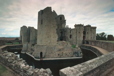 Raglan Castle, Monmouthshire, South Wales, UK (photo) بواسطة غير معروف غير معروف