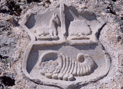 Spain, Castile and Leon, Mombeltran, Castle of the Dukes of Albuquerque, Architectural detail showing coat of arms بواسطة غير معروف غير معروف