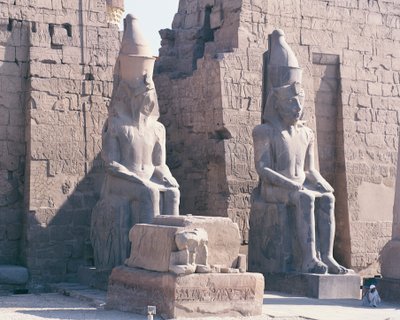 Temple of Luxor, pylon of Ramses II, two colossal statues of the king بواسطة غير معروف غير معروف