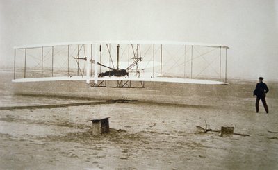 The Wright Brothers making their first powered flight بواسطة غير معروف غير معروف