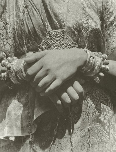 يد سيدة كانديان (صورة b / w) بواسطة ليونيل وندت